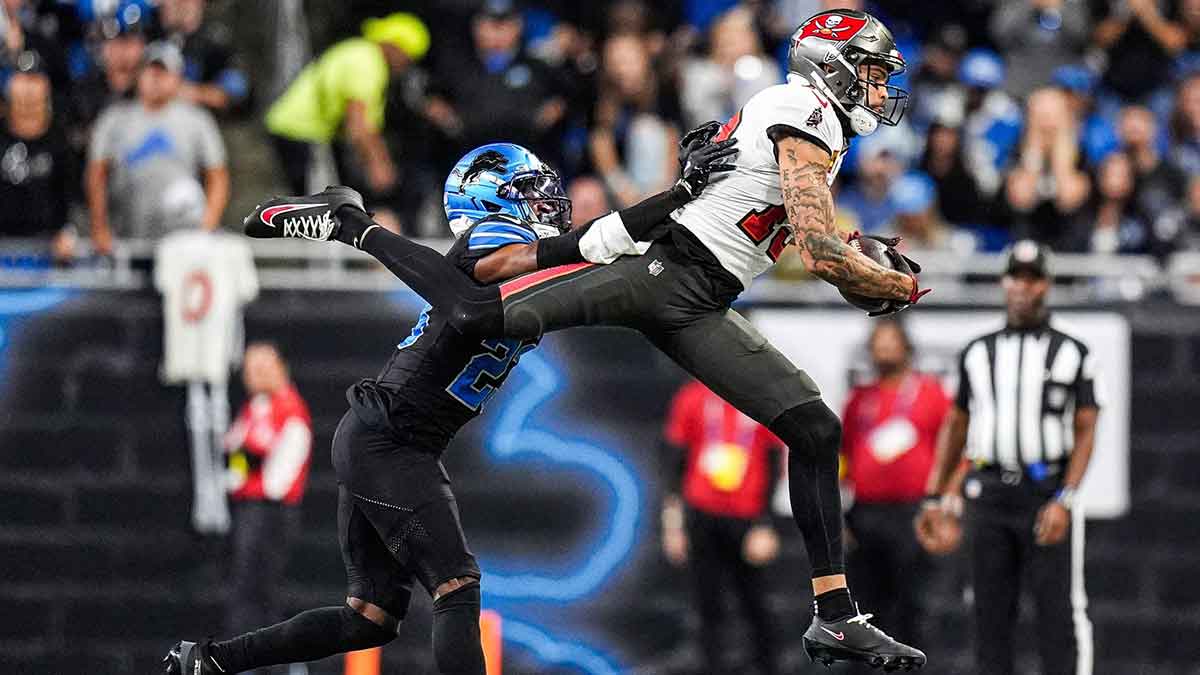 https://wp.clutchpoints.com/wp-content/uploads/2025/10/Buccaneers-wide-receiver-Mike-Evans-13-tries-to-makes-a-catch.jpg