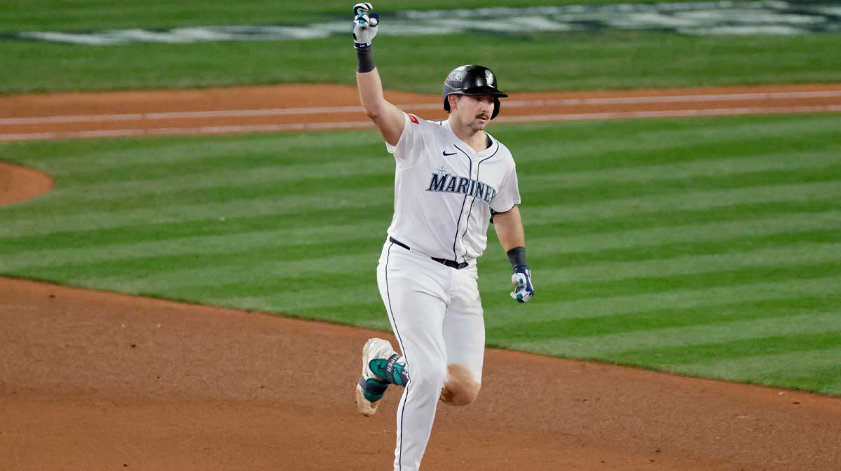 Seattle Mariners catcher Cal Raleigh (29) rounds the bases after hitting a solo home run against the Toronto Blue Jays in the eighth inning during game five of the ALCS round for the 2025 MLB playoffs at T-Mobile Park.