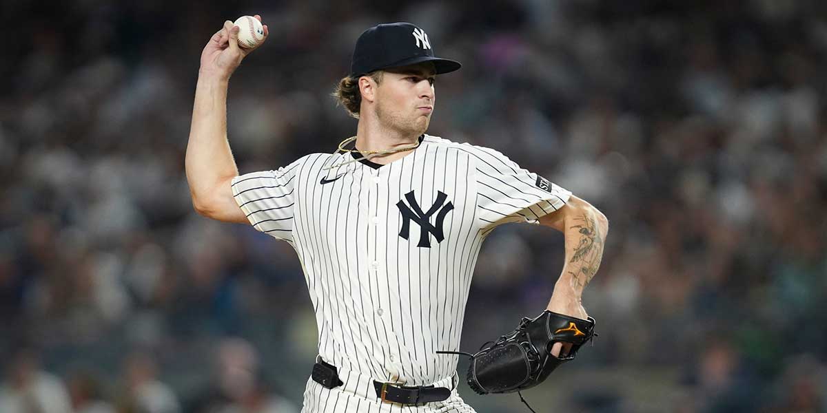 New York Yankees pitcher Cam Schlittler (31) pitches the ball during a game against the Minnesota Twins at Yankee Stadium.