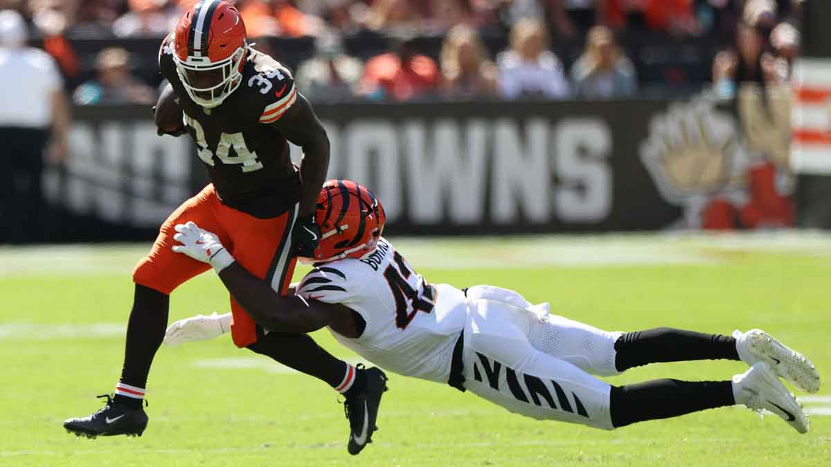 Cleveland Browns running back Jerome Ford (34) is tackled by Cincinnati Bengals linebacker Oren Burks (42)