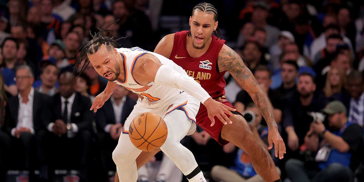 Cleveland Cavaliers guard Jaylon Tyson (20) knocks the ball away from New York Knicks guard Jalen Brunson (11) during the first quarter at Madison Square Garden.