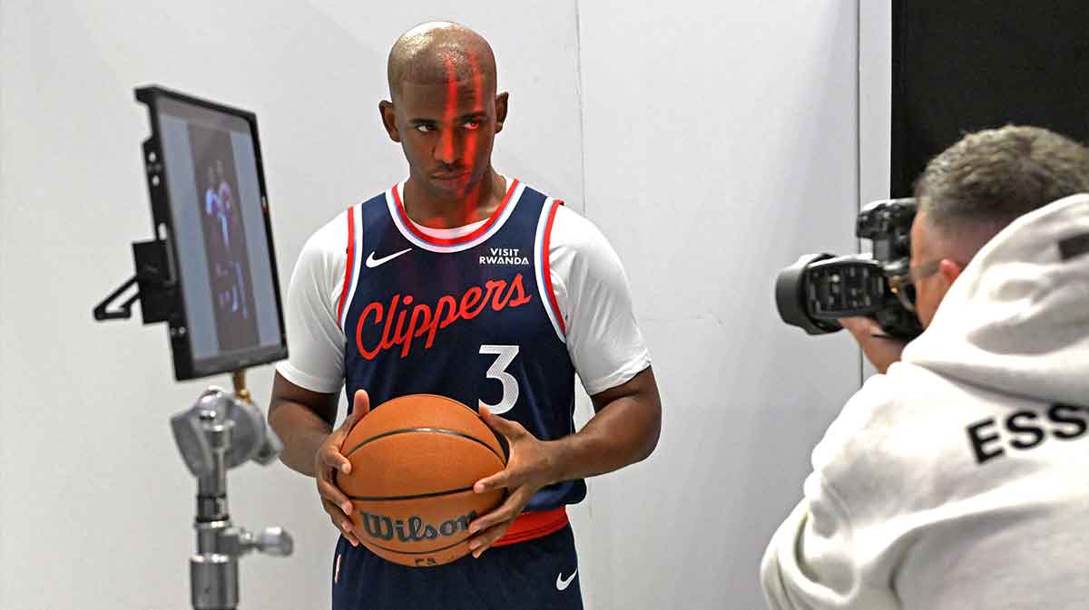Watch Clippers fans’ huge reaction to Chris Paul entering preseason game