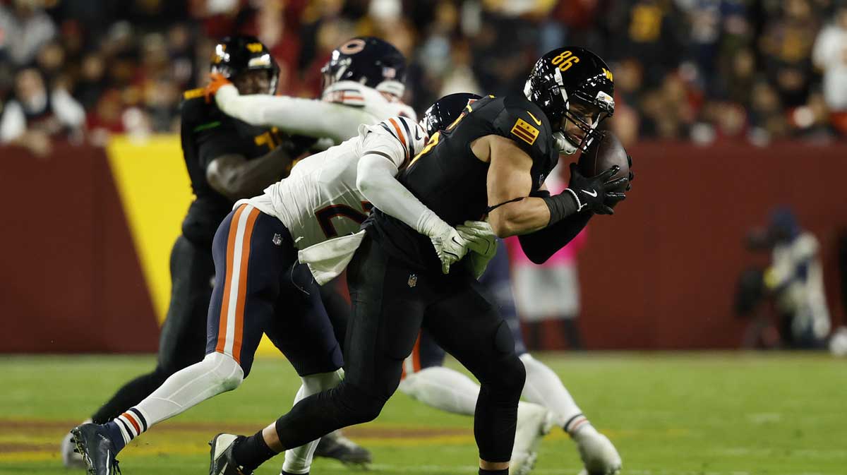 Washington Commanders tight end Zach Ertz (86) makes a catch against Chicago Bears cornerback Nahshon Wright (26) during the second quarter at Northwest Stadium