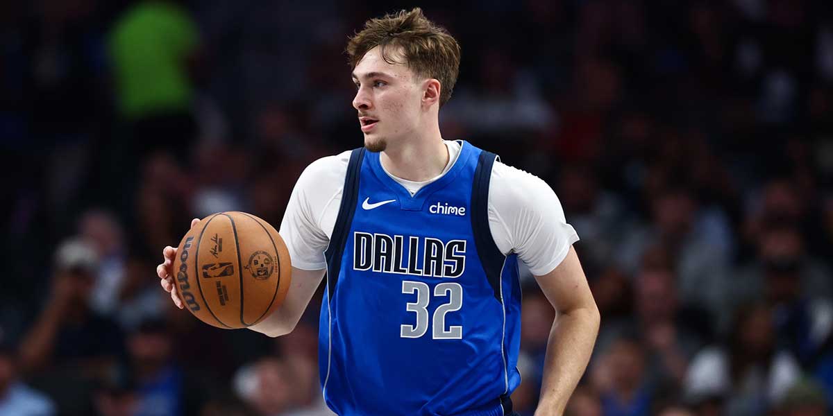Dallas Mavericks forward Cooper Flagg (32) dribbles during the first quarter against the Washington Wizards at American Airlines Center.