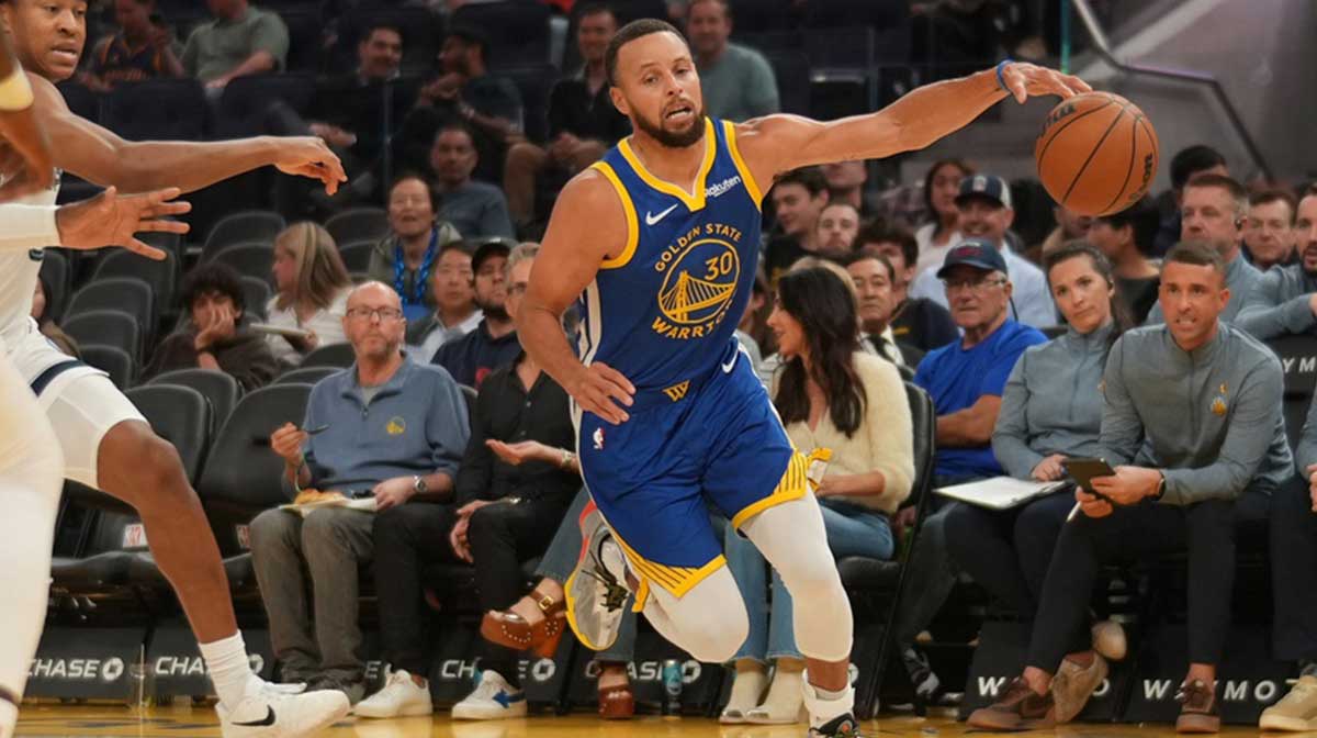 Golden State Warriors guard Stephen Curry (30) dribbles the ball against the Memphis Grizzlies in the third quarter at the Chase Center.