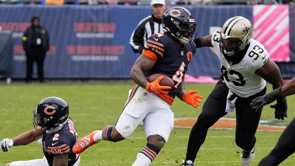 Chicago Bears running back D'Andre Swift (4) runs with the ball against New Orleans Saints defensive tackle Nathan Shepherd (93) during the second half at Soldier Field.