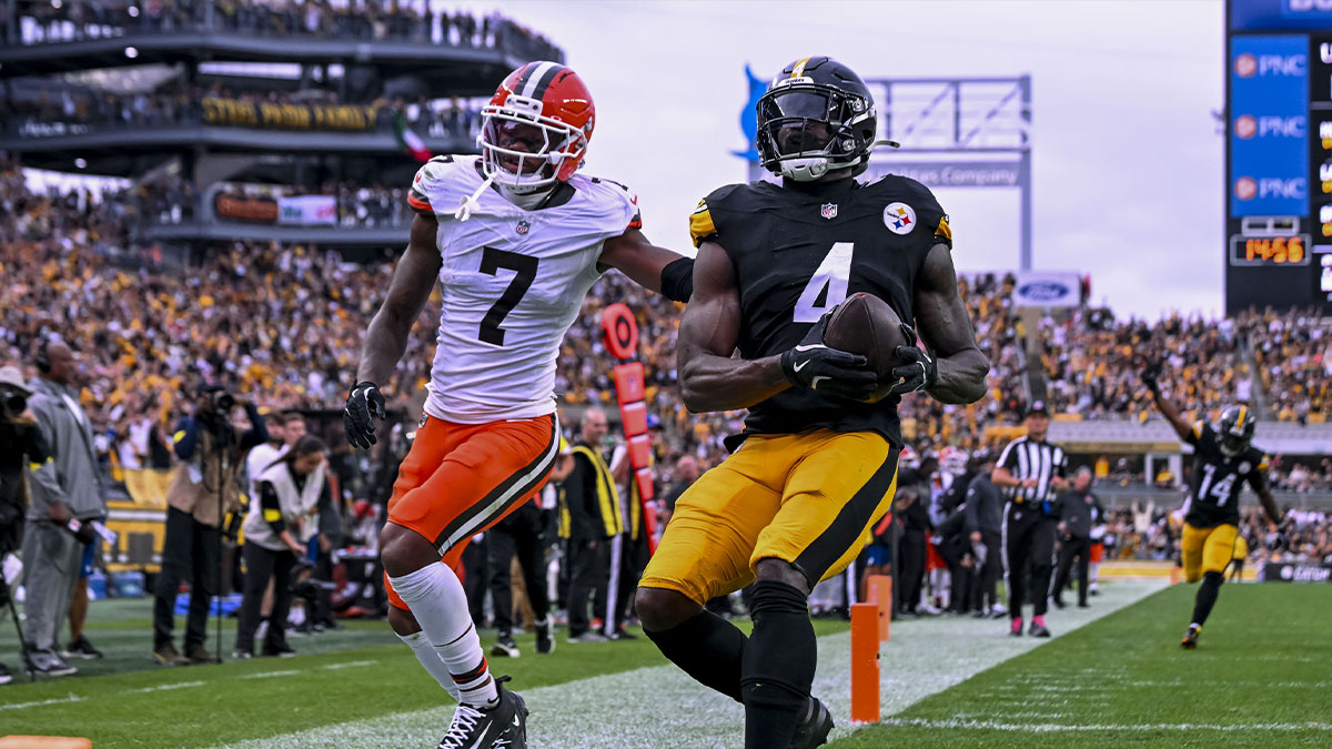 Pittsburgh Steelers wide receiver DK Metcalf (4) makes a catch for a touchdown during the fourth quarter at Acrisure Stadium.