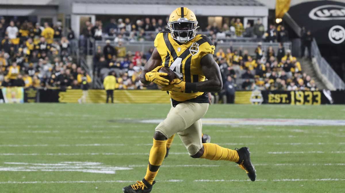Pittsburgh Steelers wide receiver DK Metcalf (4) catches a pass for 10 yards against the Green Bay Packers during the second quarter at Acrisure Stadium.