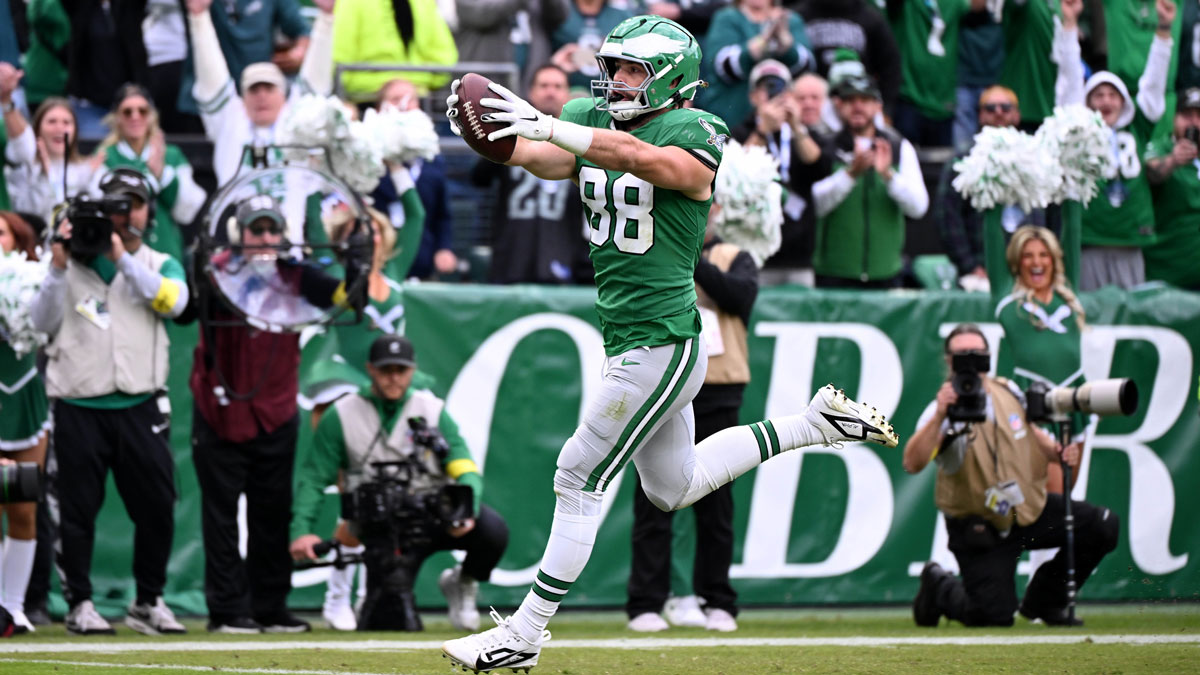 Philadelphia Eagles tight end Dallas Goedert (88) scores a touchdown against the New York Giants in the fourth quarter at Lincoln Financial Field.