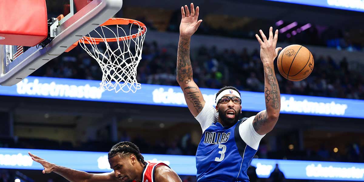 Dallas Mavericks forward Anthony Davis (3) and Washington Wizards center Alex Sarr (20) look for a loose ball during the second half at American Airlines Center.