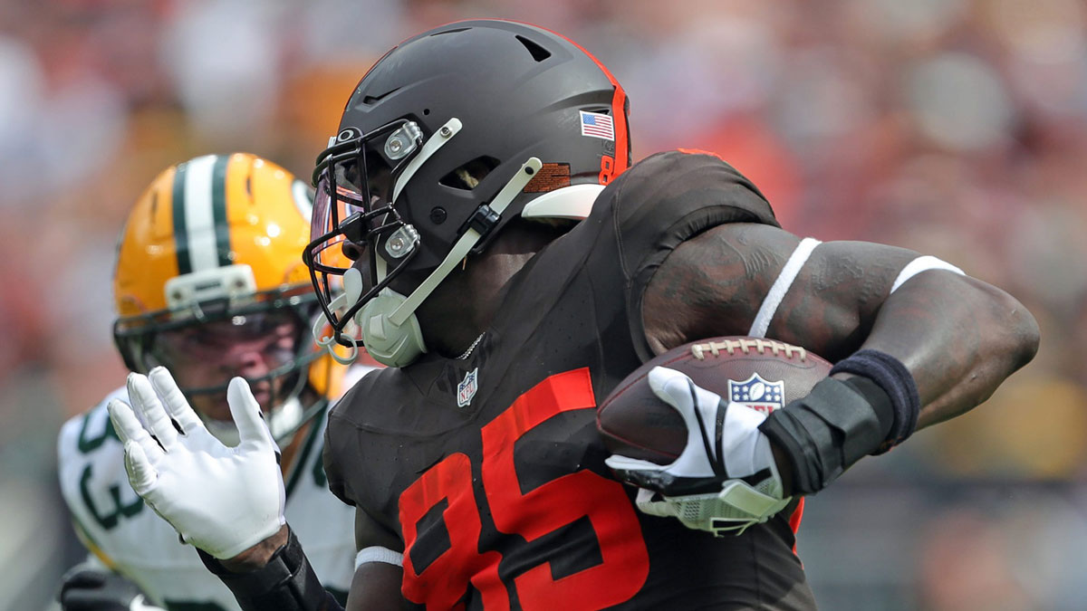Cleveland Browns tight end David Njoku (85) picks up yards after a catch during the second half of an NFL football game at Huntington Bank Field, Sept. 21, 2025, in Cleveland, Ohio.