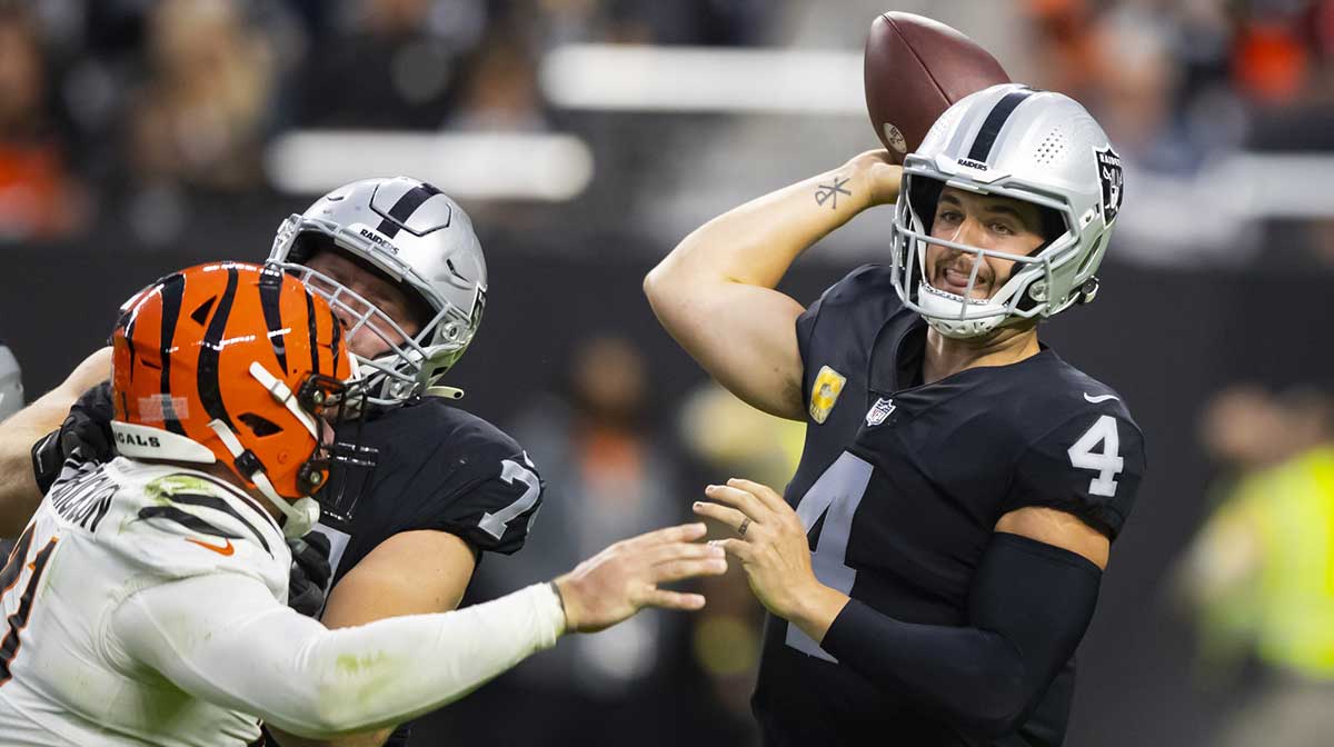 Las Vegas Raiders quarterback Derek Carr (4) against the Cincinnati Bengals at Allegiant Stadium.