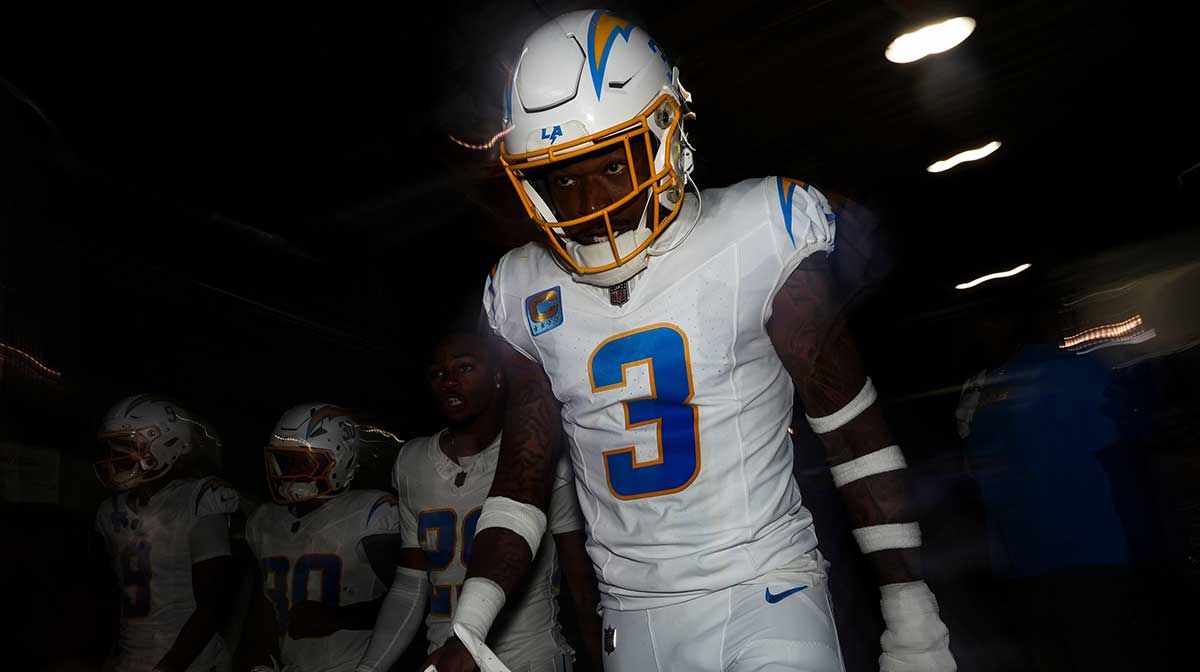 Los Angeles Chargers safety Derwin James Jr. (3) enters MetLife Stadium before a game against the New York Giants