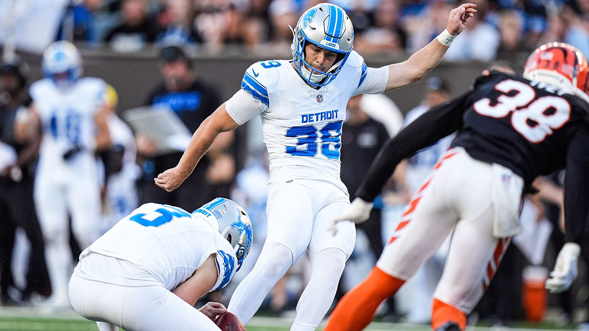 Detroit Lions kicker Jake Bates (39) attempts a an extra point against Cincinnati Bengals