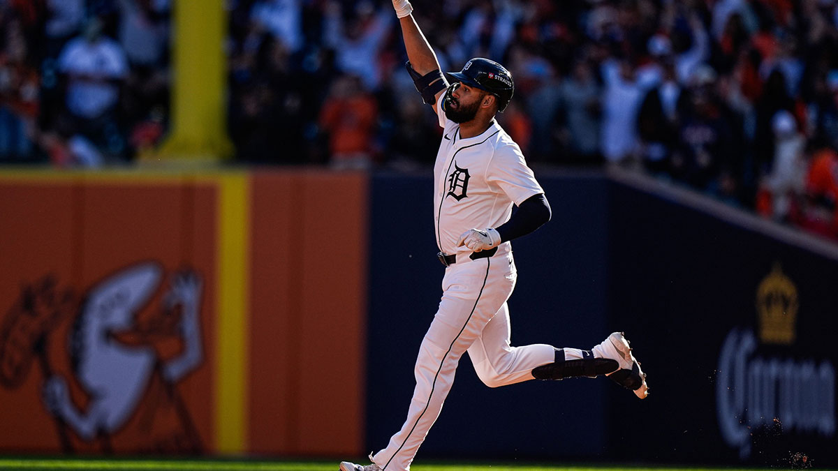Tigers left fielder Riley Greene tries to catch a fly out against Mariners during the sixth inning of Game 4 of ALDS at Comerica Park in Detroit on Wednesday, Oct. 8, 2025.