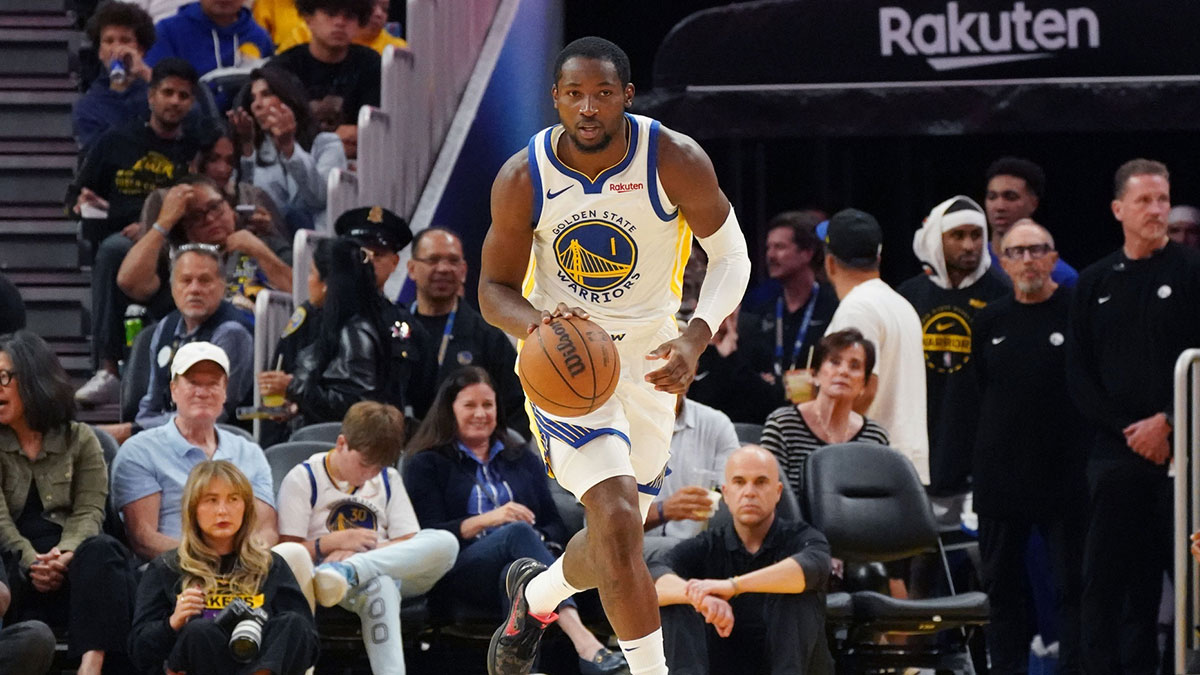 Golden State Warriors forward Jonathan Kuminga (1) dribbles upcourt against the Los Angeles Lakers in the third quarter at Chase Center.