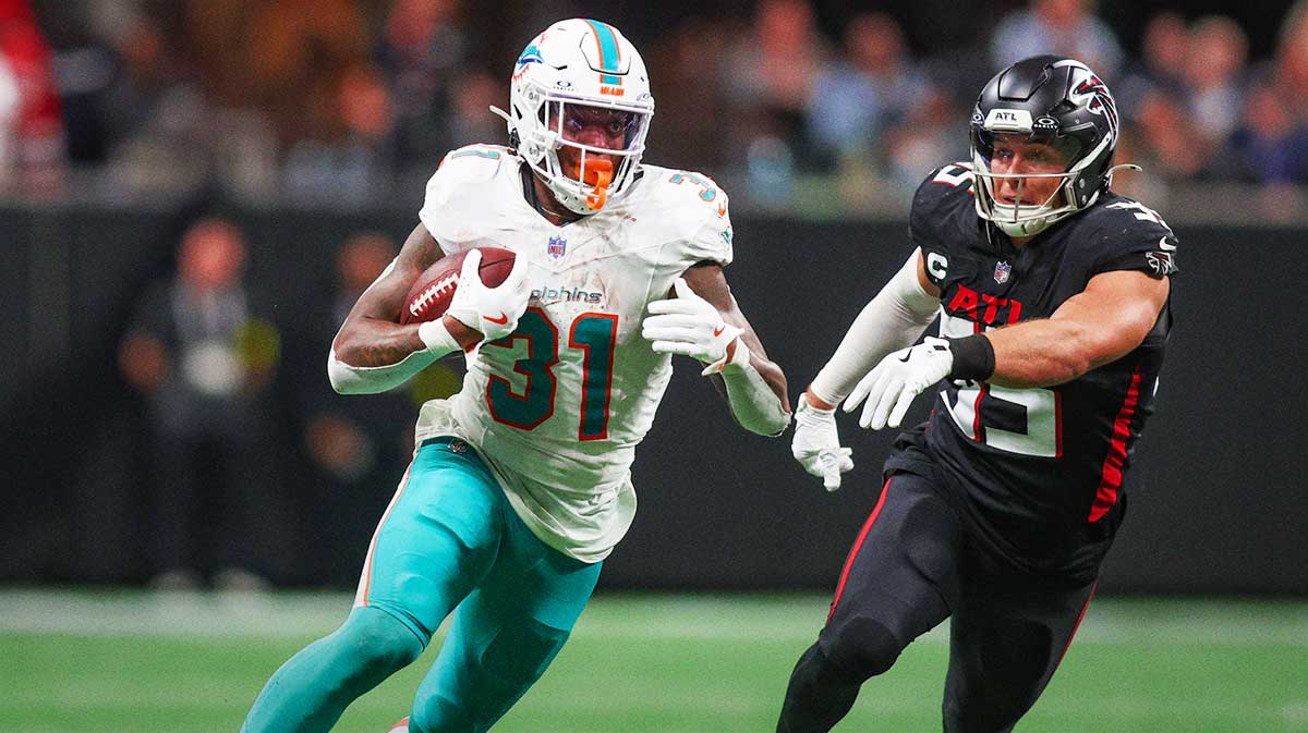 Miami Dolphins running back Ollie Gordon II (31) runs the ball against the Atlanta Falcons in the third quarter at Mercedes-Benz Stadium.