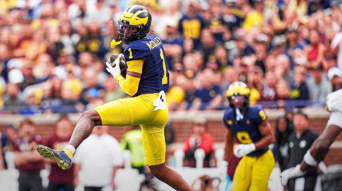 Michigan wide receiver Donaven McCulley (1) makes a catch against Central Michigan during the first half at Michigan Stadium