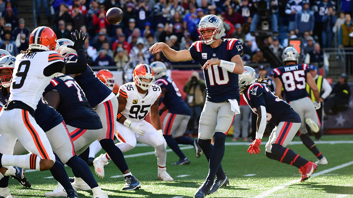 New England Patriots quarterback Drake Maye (10) throws the ball during the third quarter against the Cleveland Browns at Gillette Stadium. 