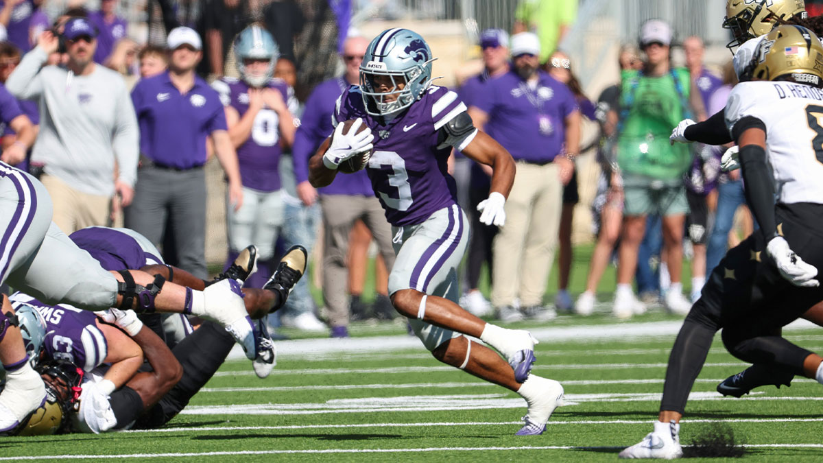 Kansas State Wildcats running back Dylan Edwards (3) finds room to run during the first quarter against the UCF Knights at Bill Snyder Family Football Stadium.