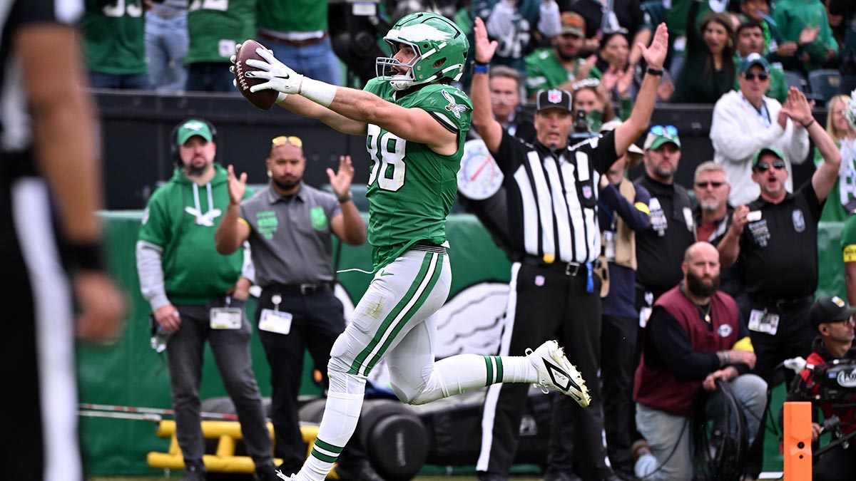 Philadelphia Eagles tight end Dallas Goedert (88) scores a touchdown against the New York Giants in the fourth quarter at Lincoln Financial Field.