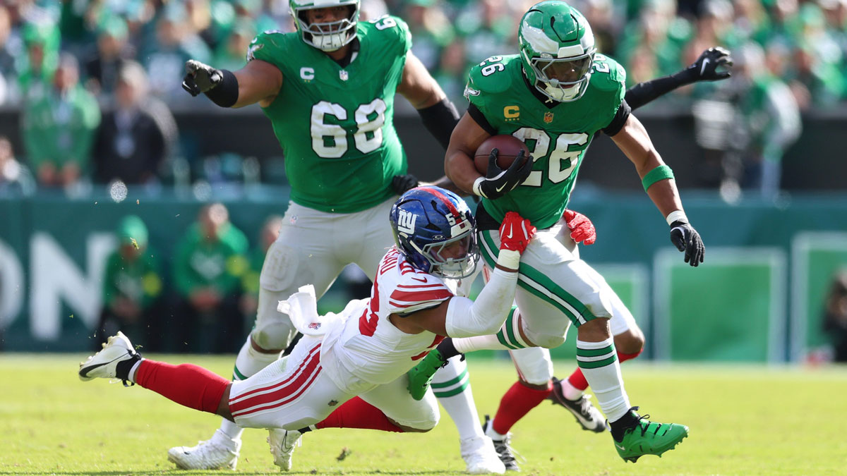 Philadelphia Eagles running back Saquon Barkley (26) runs against New York Giants linebacker Darius Muasau (53) in the second quarter at Lincoln Financial Field