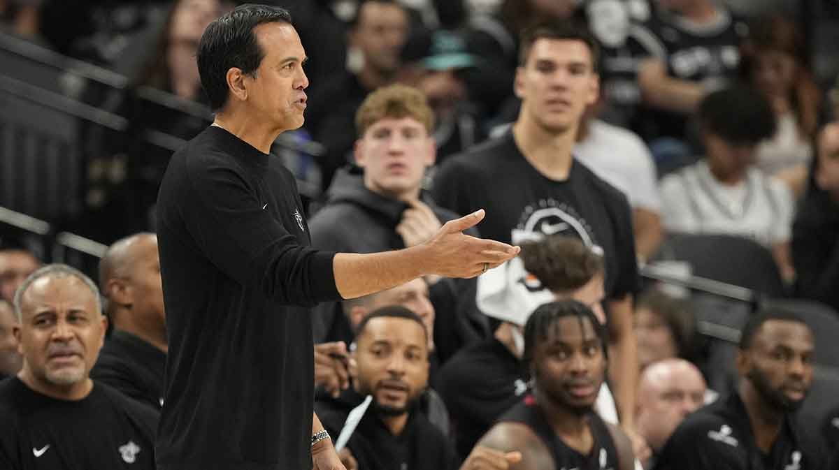 Miami Heat head coach Erik Spoelstra signals to players during the first half against the San Antonio Spurs at Frost Bank Center.