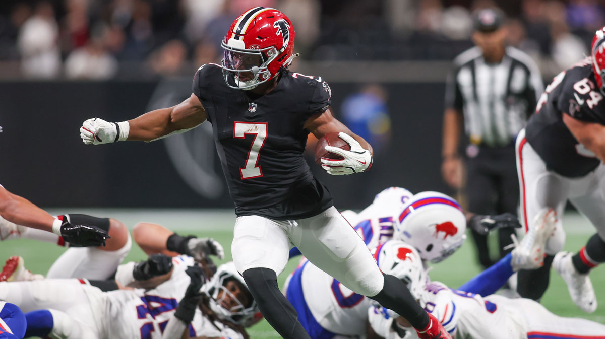 Atlanta Falcons running back Bijan Robinson (7) carries the ball against the Buffalo Bills during the first half of a game at Mercedes-Benz Stadium.
