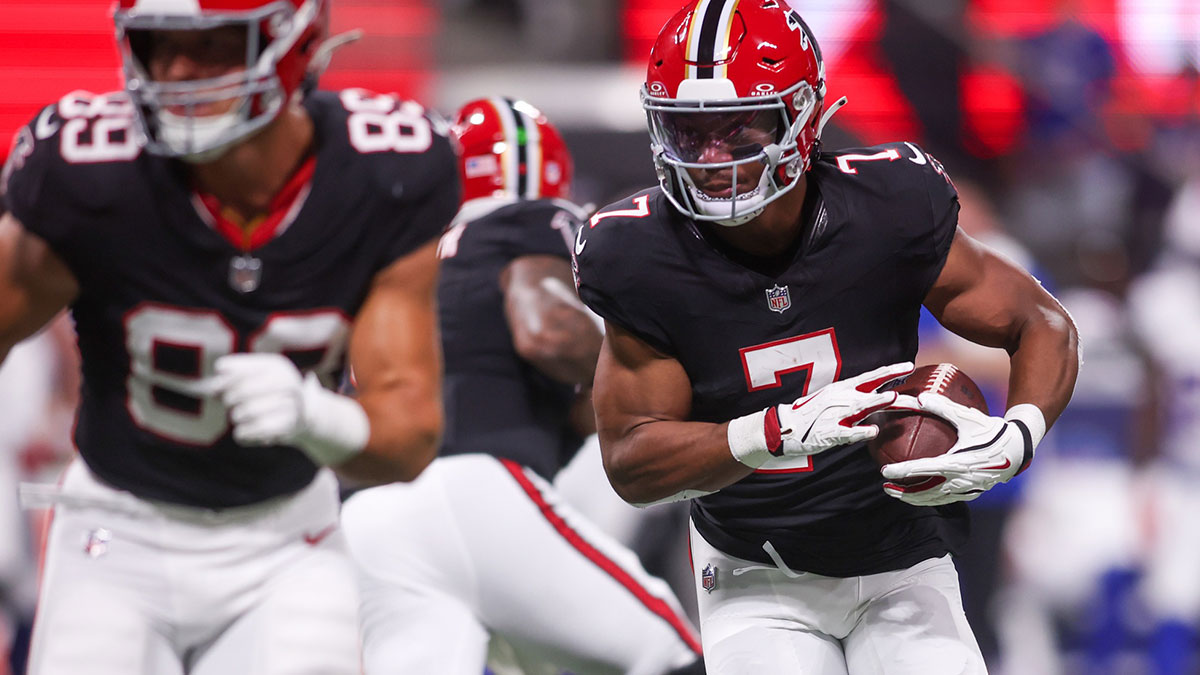 Atlanta Falcons running back Bijan Robinson (7) carries the ball against the Buffalo Bills during the first half of a game at Mercedes-Benz Stadium.