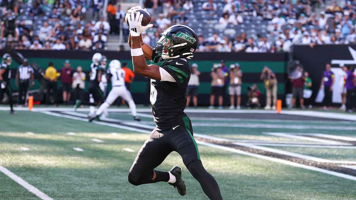 New York Jets wide receiver Garrett Wilson (5) makes a catch during the second half of a game against the Dallas Cowboys at MetLife Stadium.