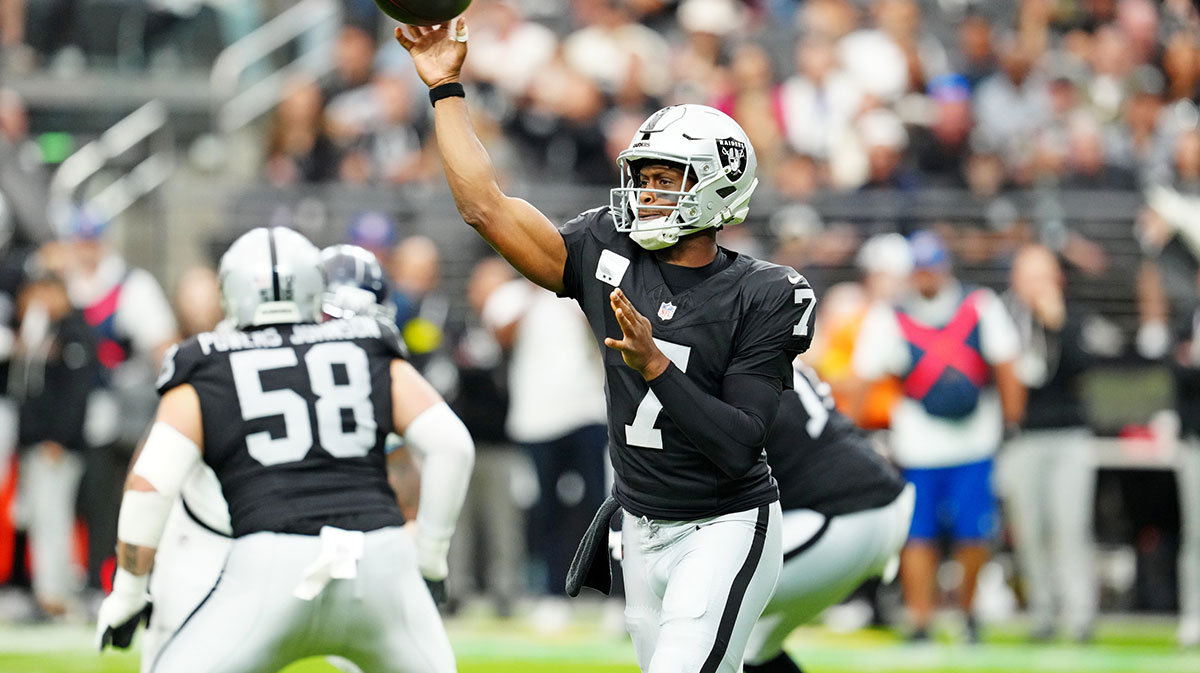 Las Vegas Raiders quarterback Geno Smith (7) makes a pass during the first half against the Tennessee Titans at Allegiant Stadium.