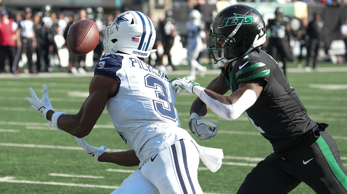 Dallas Cowboys wide receiver George Pickens (3) makes a touchdown catch in front of New York Jets cornerback Sauce Gardner (1) during the second half at MetLife Stadium.