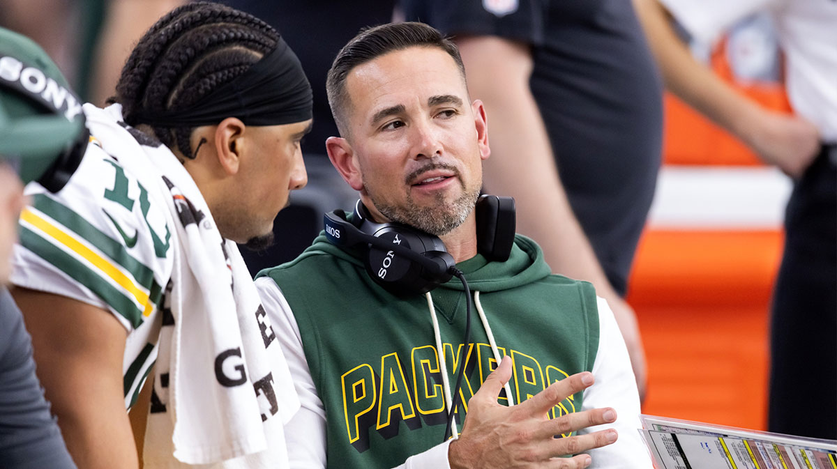 Green Bay Packers head coach Matt LaFleur talks with quarterback Jordan Love (10) against the Arizona Cardinals