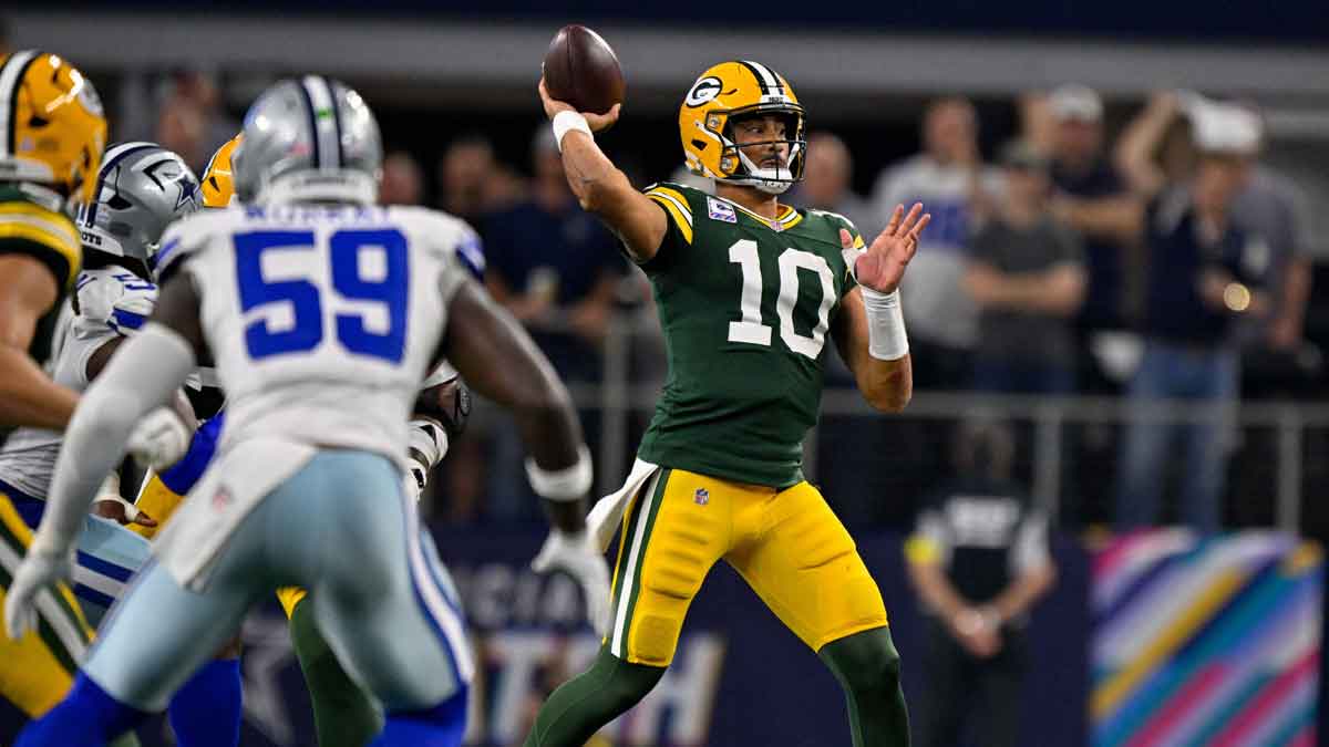 Green Bay Packers quarterback Jordan Love (10) passes the ball during the game between the Dallas Cowboys and the Green Bay Packers at AT&T Stadium.