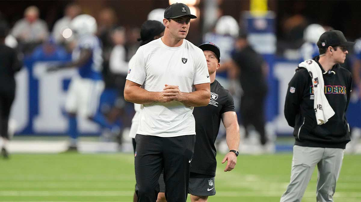 Las Vegas Raiders tight end Brock Bowers (89) watches warm ups Sunday, Oct. 5, 2025, before a game against the Indianapolis Colts at Lucas Oil Stadium in Indianapolis