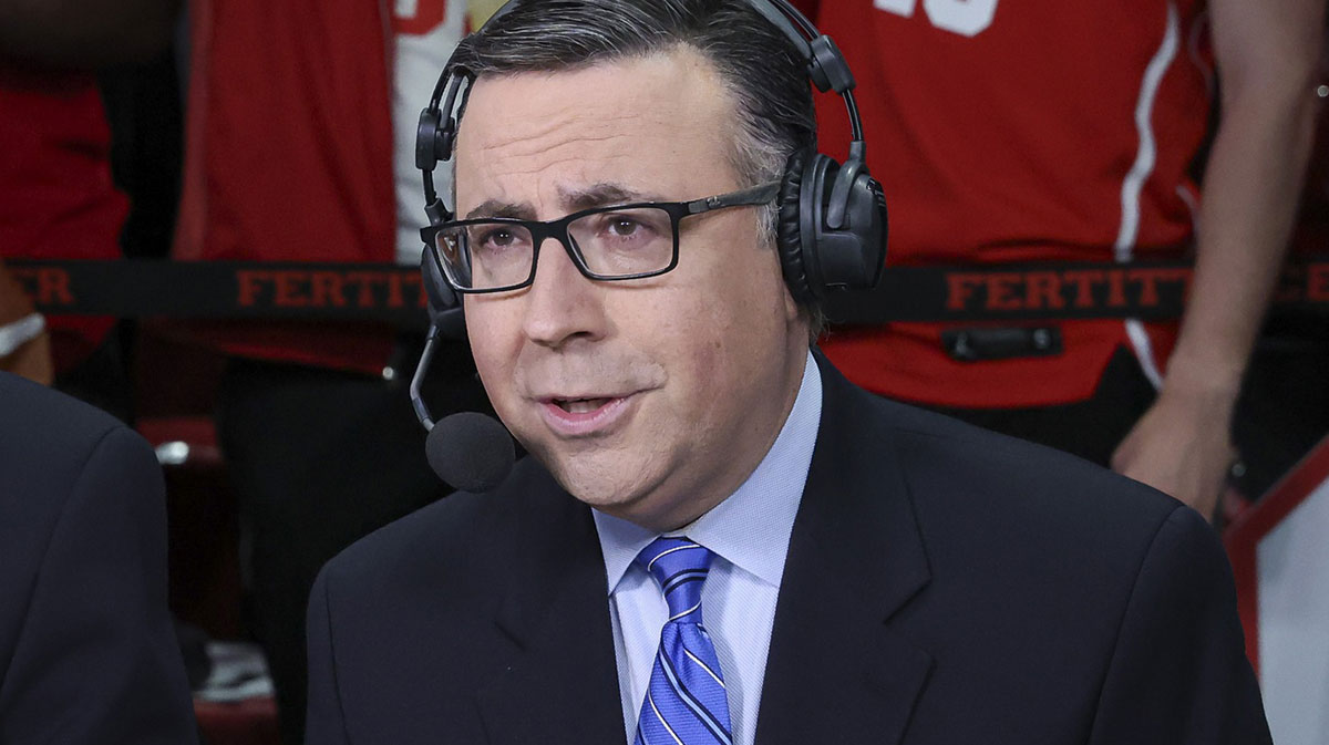 Broadcaster Ian Eagle before the game between the Houston Cougars and the Texas Longhorns at Fertitta Center.