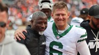 New York Jets head coach Aaron Glenn and place kicker Nick Folk (6) celebrates the win against the Cincinnati Bengals at Paycor Stadium.