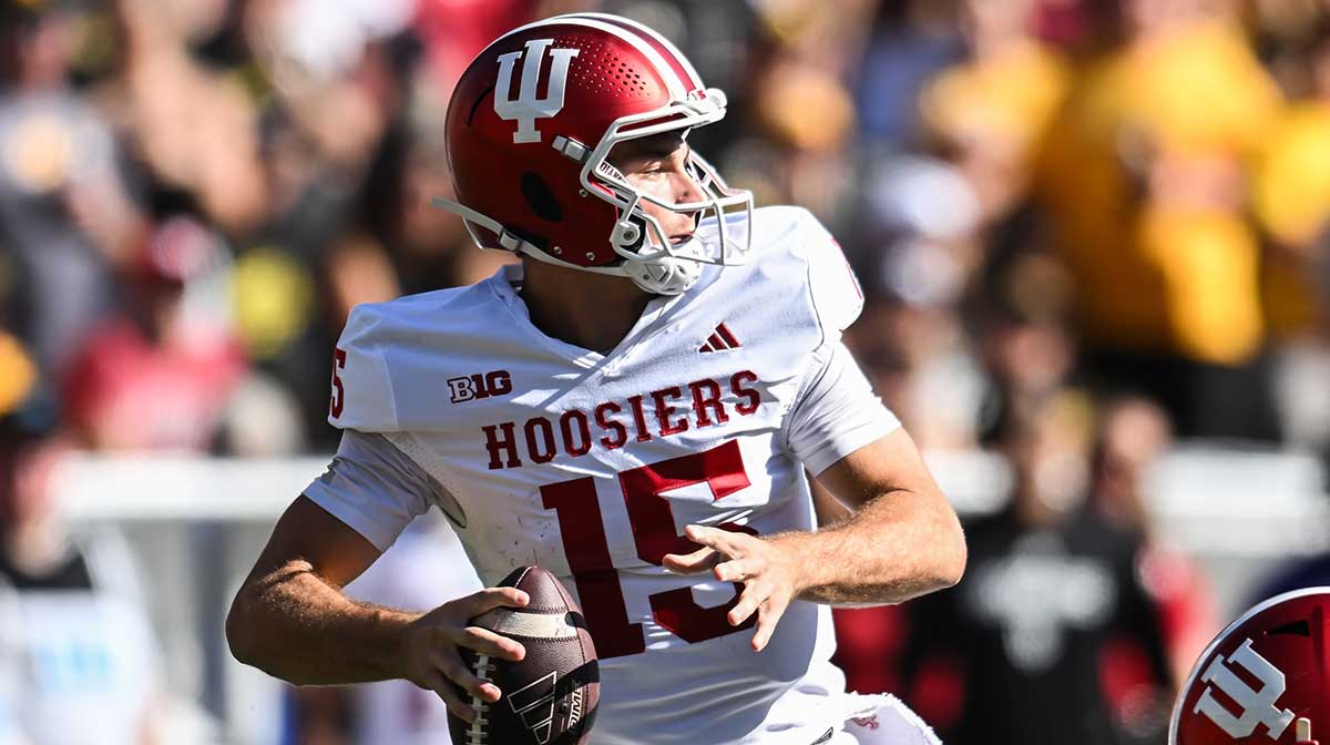 Indiana Hoosiers quarterback Fernando Mendoza (15) throws a pass against the Iowa Hawkeyes during the second quarter at Kinnick Stadium.