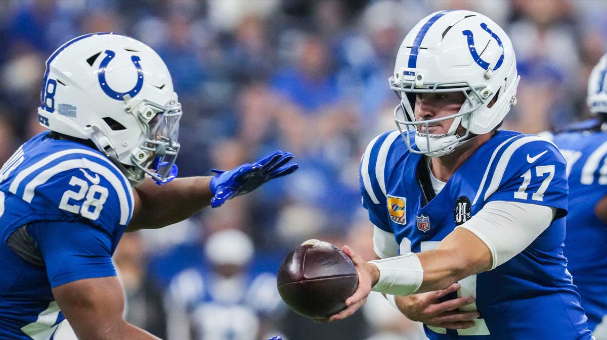 Indianapolis Colts quarterback Daniel Jones (17) hands off the ball to Indianapolis Colts running back Jonathan Taylor (28)