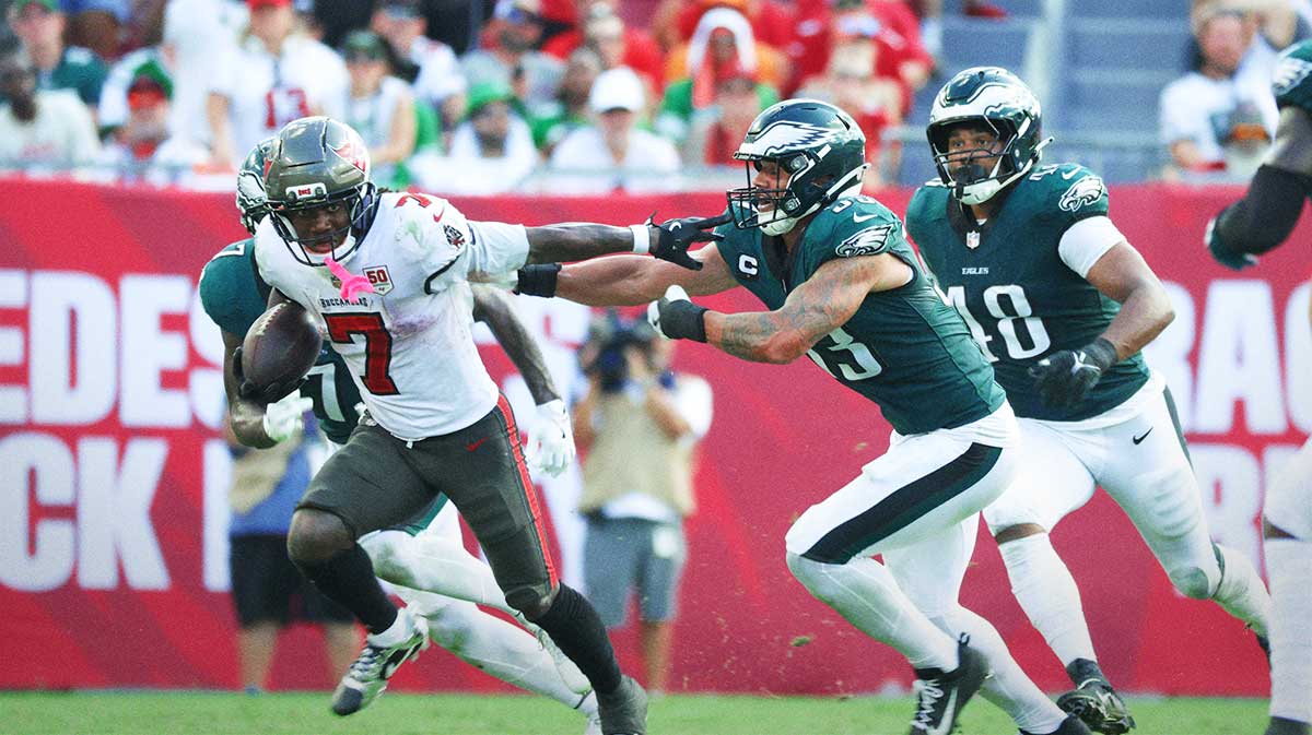 Tampa Bay Buccaneers running back Bucky Irving (7) runs the ball during the second half against the Philadelphia Eagles at Raymond James Stadium