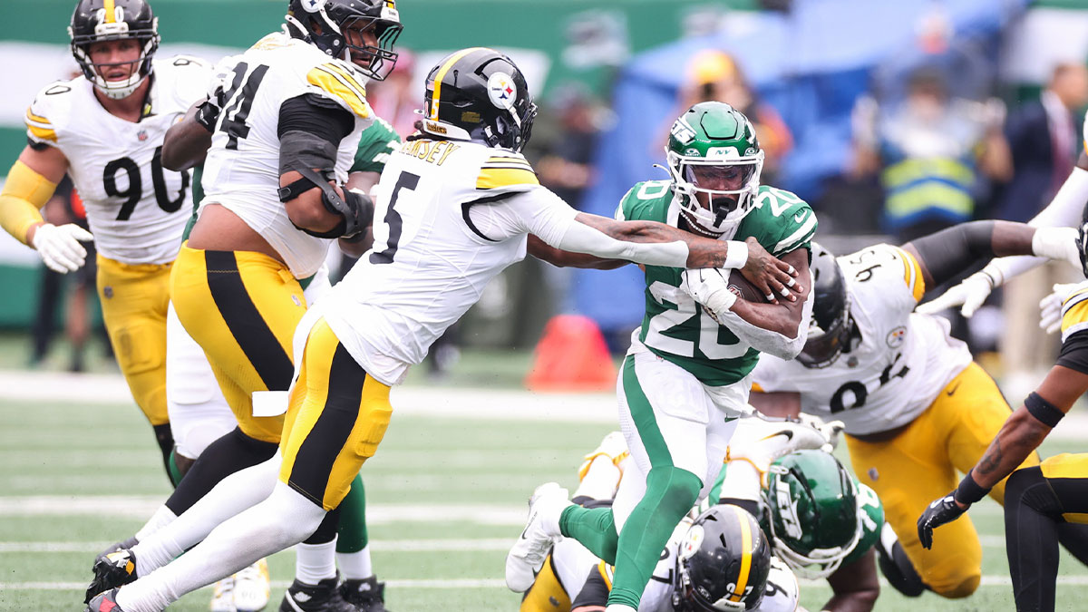 New York Jets running back Breece Hall (20) runs with the ball against Pittsburgh Steelers cornerback Jalen Ramsey (5) during the second quarter at MetLife Stadium.