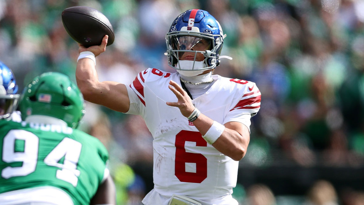New York Giants quarterback Jaxson Dart (6) throws a pass for a touchdown against the Philadelphia Eagles in the first quarter at Lincoln Financial Field.