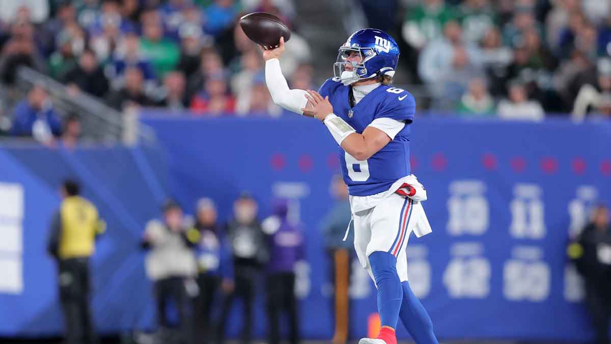 New York Giants quarterback Jaxson Dart (6) passes the ball against the Philadelphia Eagles during the first quarter of the game at MetLife Stadium.
