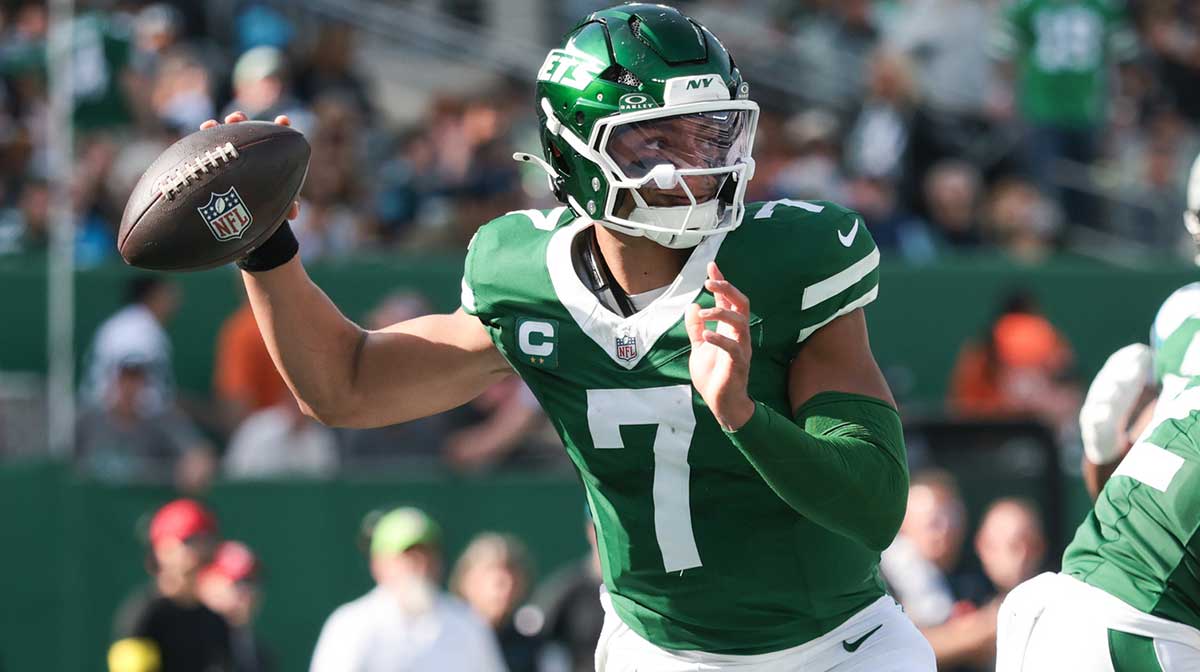 New York Jets quarterback Justin Fields (7) looks to get rid of the ball in the second quarter against the Carolina Panthers at MetLife Stadium.
