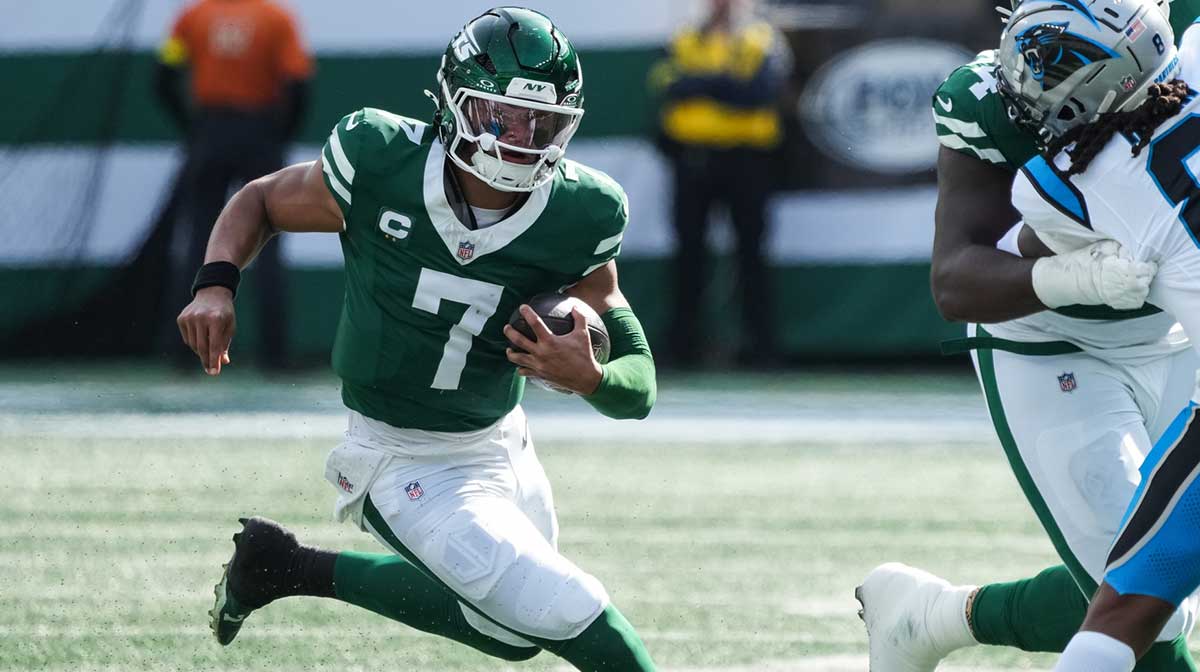 New York Jets quarterback Justin Fields (7) runs with the ball in the first quarter against the Carolina Panthers at MetLife Stadium.