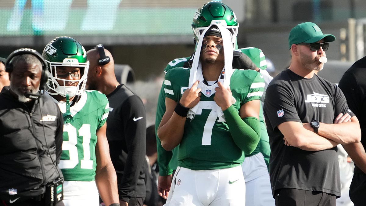 Jets quarterback Justin Fields (7) reacts in the fourth quarter against the Carolina Panthers