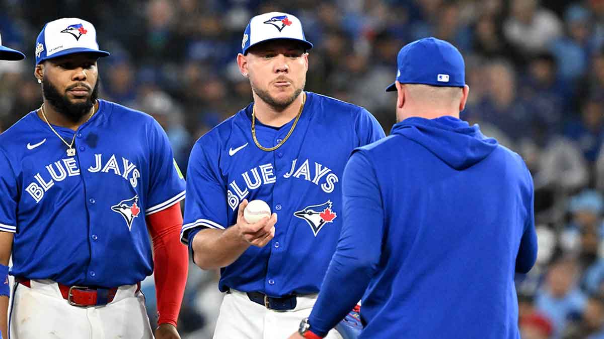 Toronto Blue Jays manager John Schneider (14) relieves pitcher Yariel Rodríguez (29) in the seventh inning against the Seattle Mariners during game two of the ALCS round for the 2025 MLB playoffs at Rogers Centre.