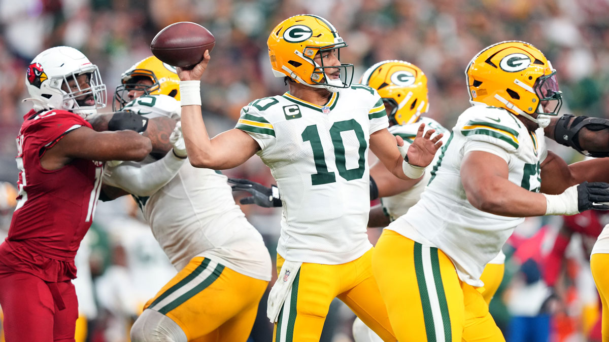 Green Bay Packers quarterback Jordan Love (10) passes against the Arizona Cardinals during the second half at State Farm Stadium.