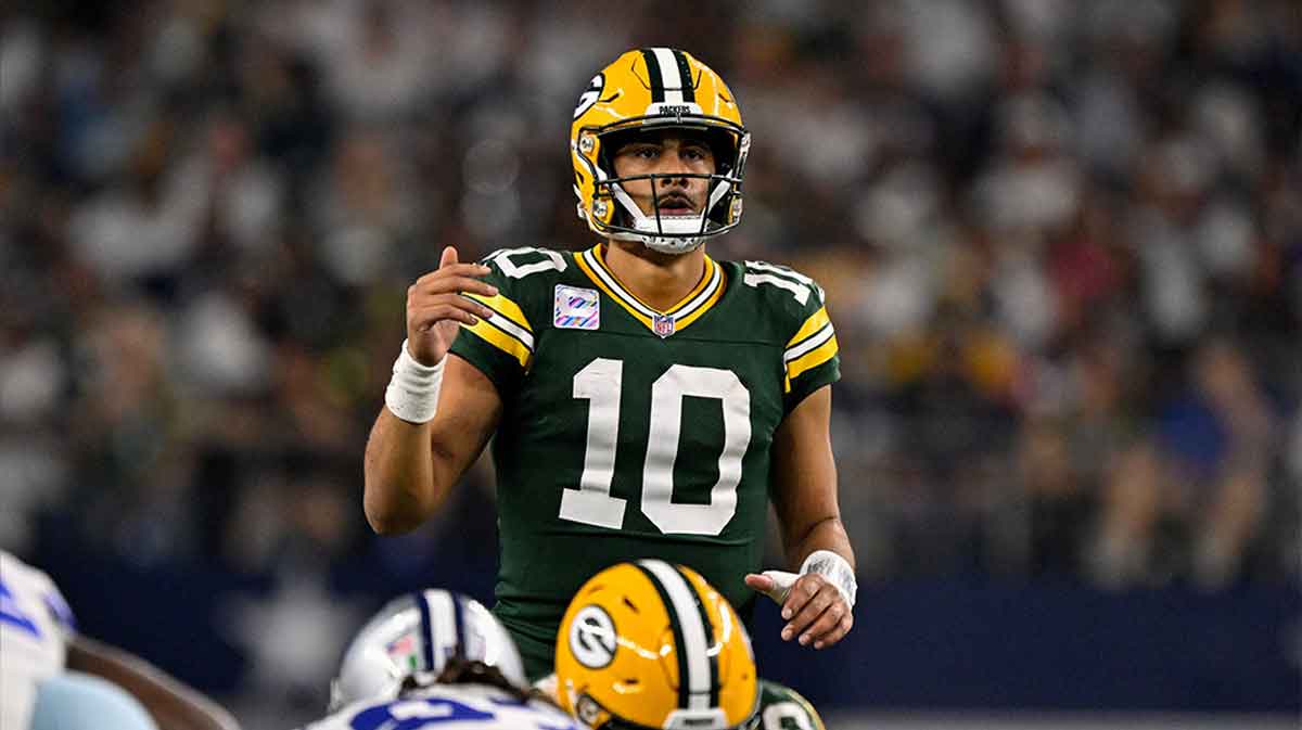 Green Bay Packers quarterback Jordan Love (10) looks to set the play during the game between the Dallas Cowboys and the Green Bay Packers at AT&T Stadium.
