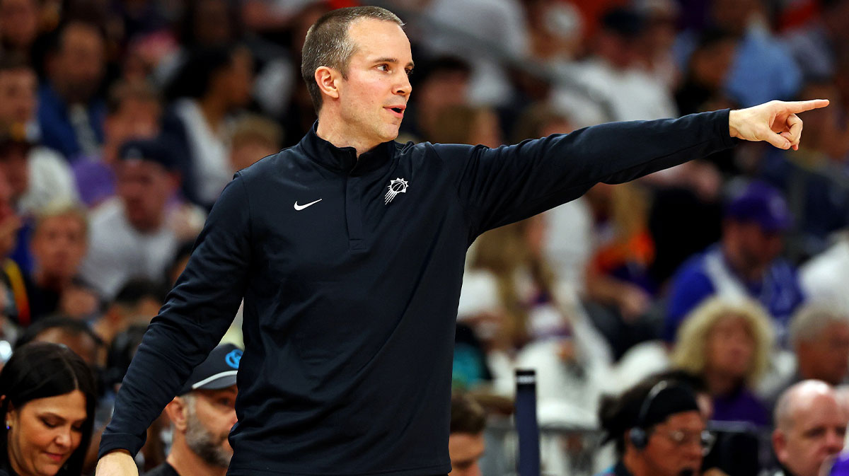Phoenix Suns head coach Jordan Ott calls to his team during the first quarter of the game against the Sacramento Kings at Mortgage Matchup Center.